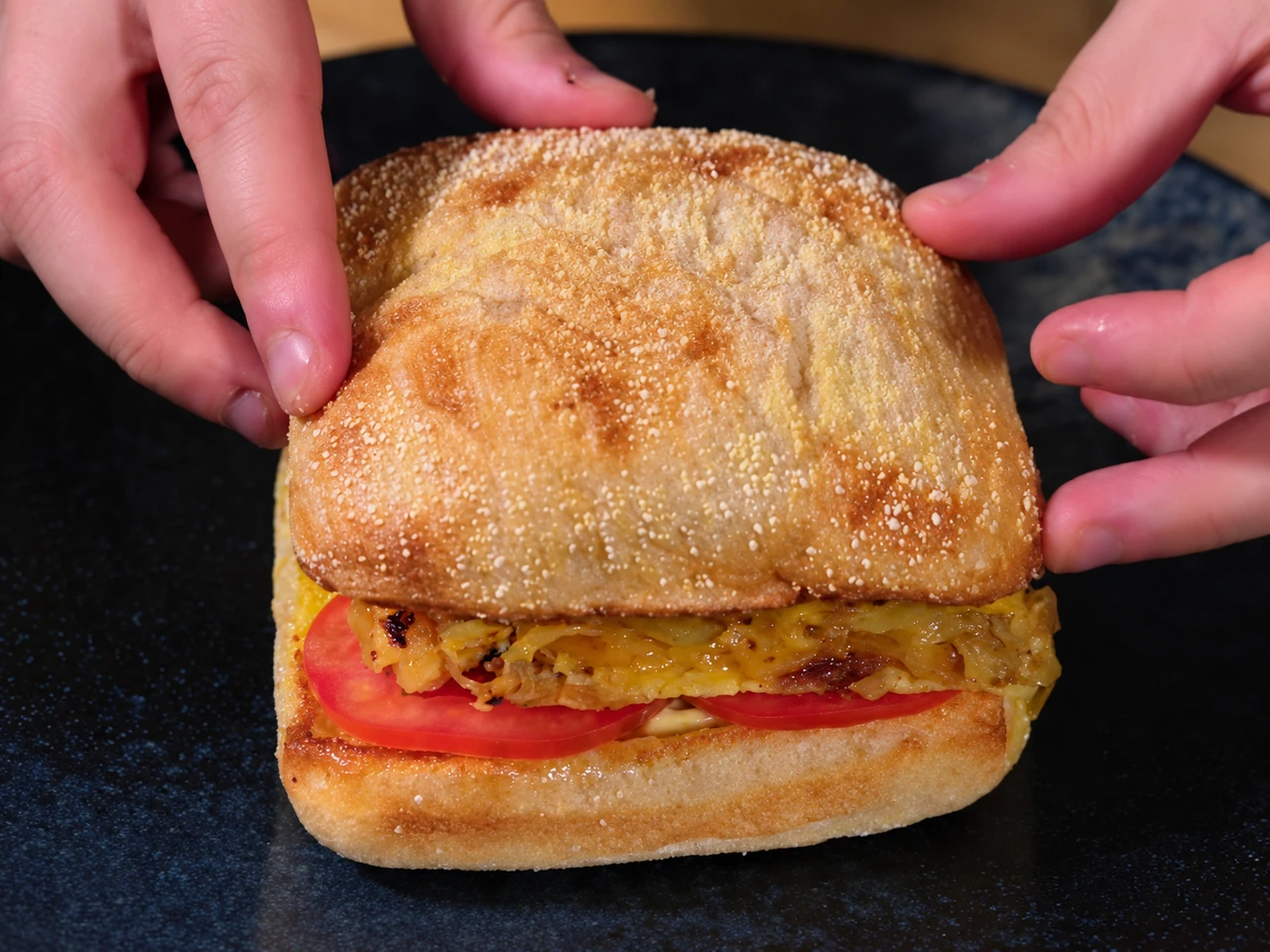 Paso 10 de Bocadillo de Tortilla de Patatas de España