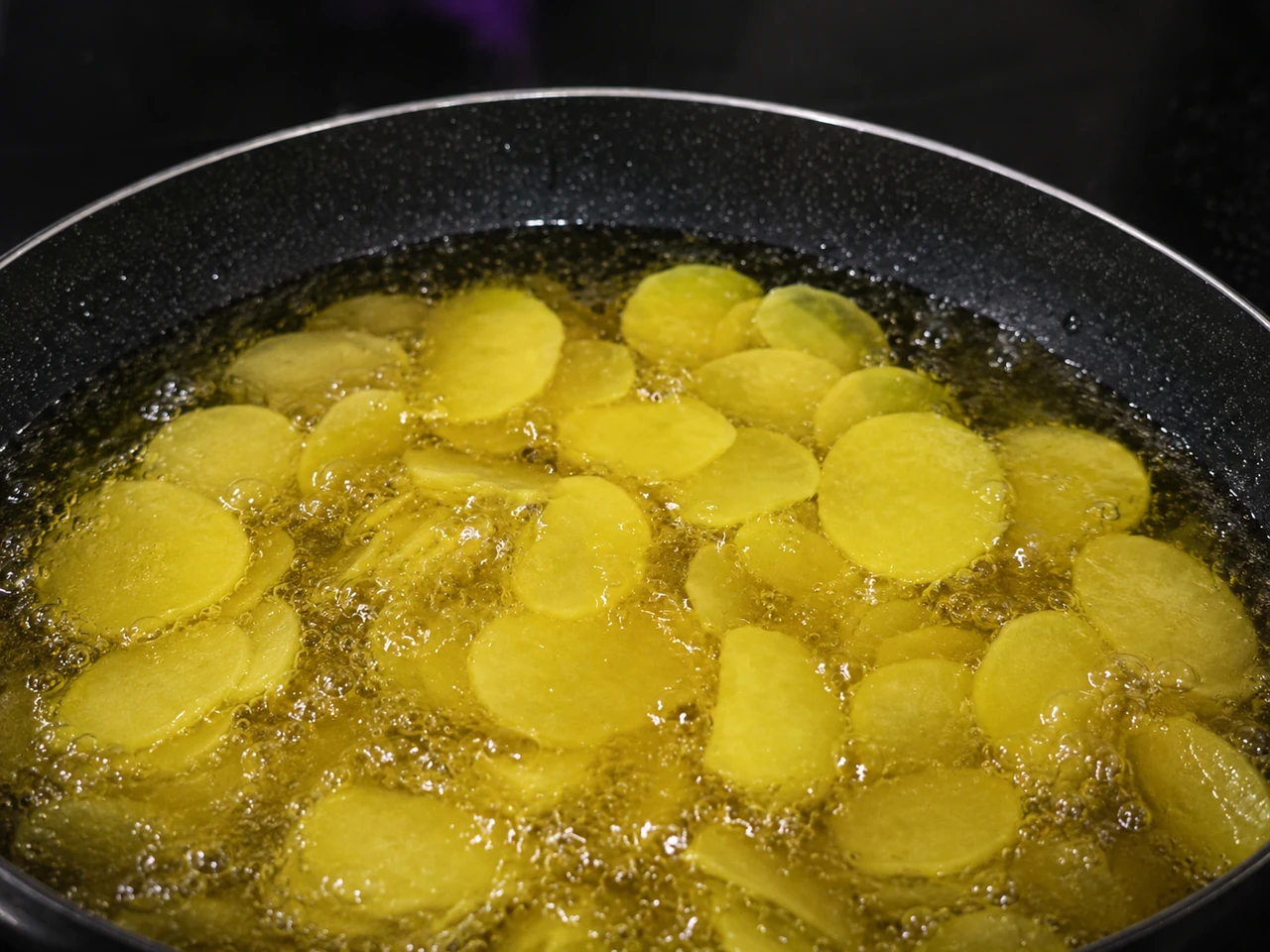 Paso 2 de Bocadillo de Tortilla de Patatas de España