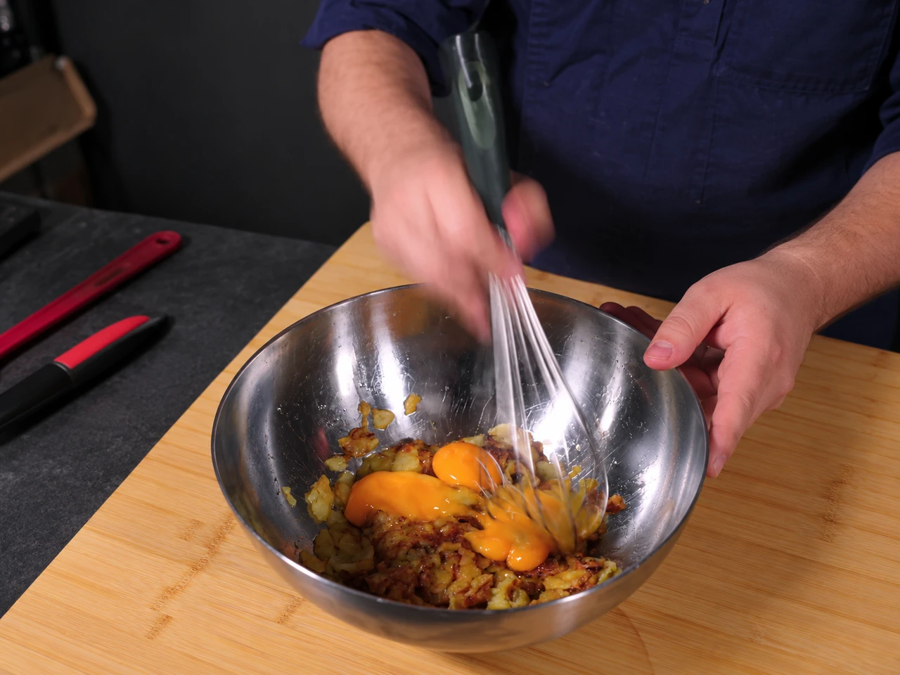 Paso 4 de Bocadillo de Tortilla de Patatas de España
