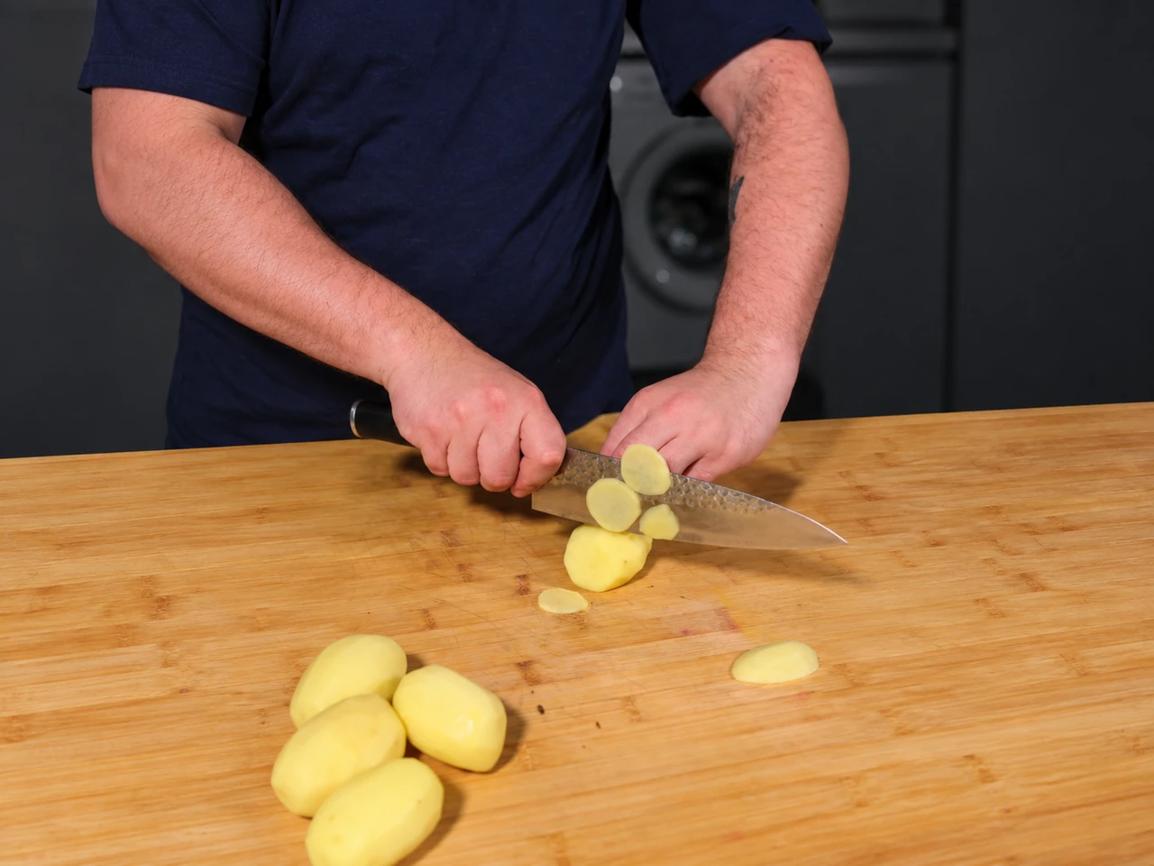 Paso 1 de Bocadillo de Tortilla de Patatas de España
