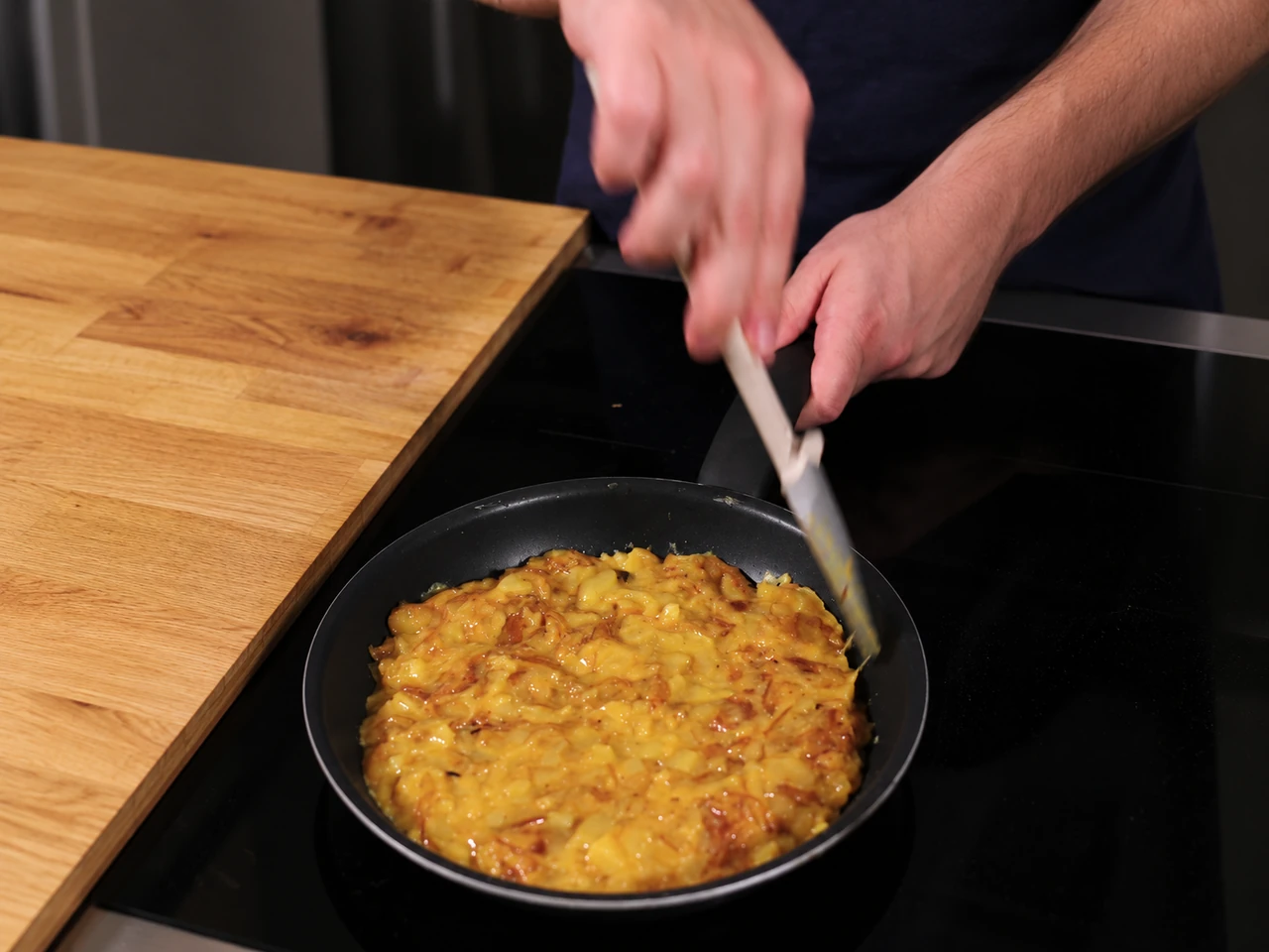 Paso 5 de Bocadillo de Tortilla de Patatas de España