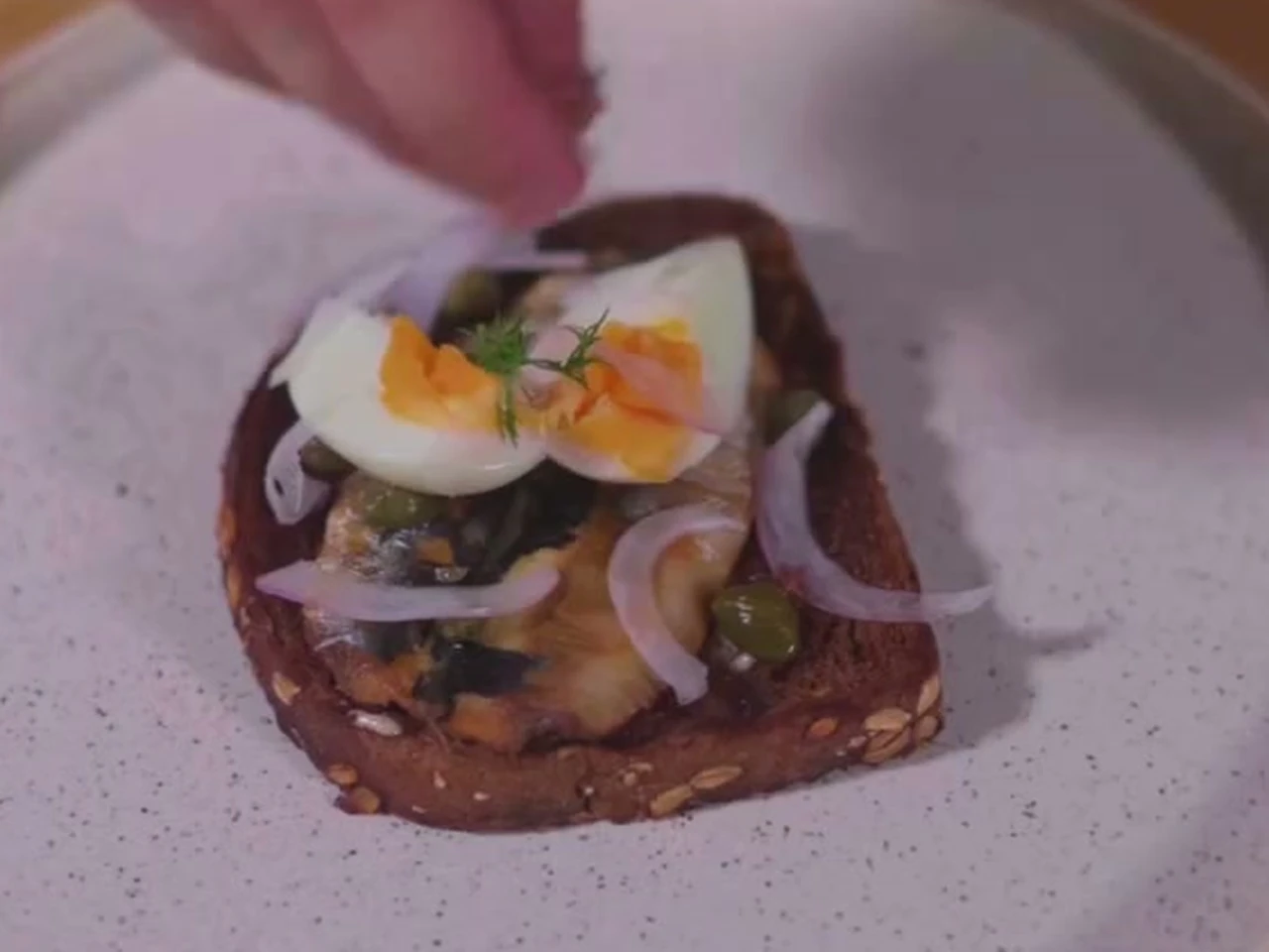 Paso 7 de Smørrebrød de Dinamarca con sardinas en escabeche