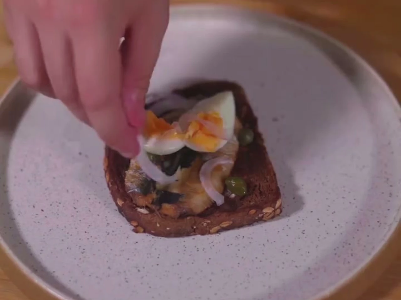Paso 6 de Smørrebrød de Dinamarca con sardinas en escabeche