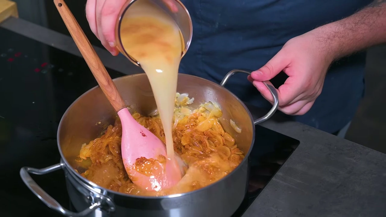 Paso 4 de Salsa brava madrileña con patatas de doble fritura