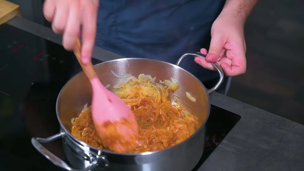 Paso 3 de Salsa brava madrileña con patatas de doble fritura