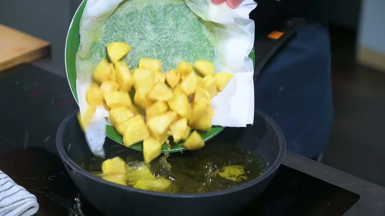 Paso 7 de Salsa brava madrileña con patatas de doble fritura