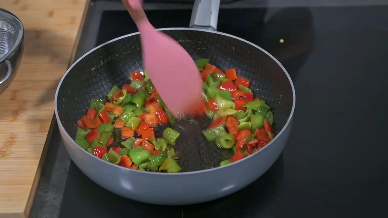 Paso 3 de Pisto manchego con huevo frito