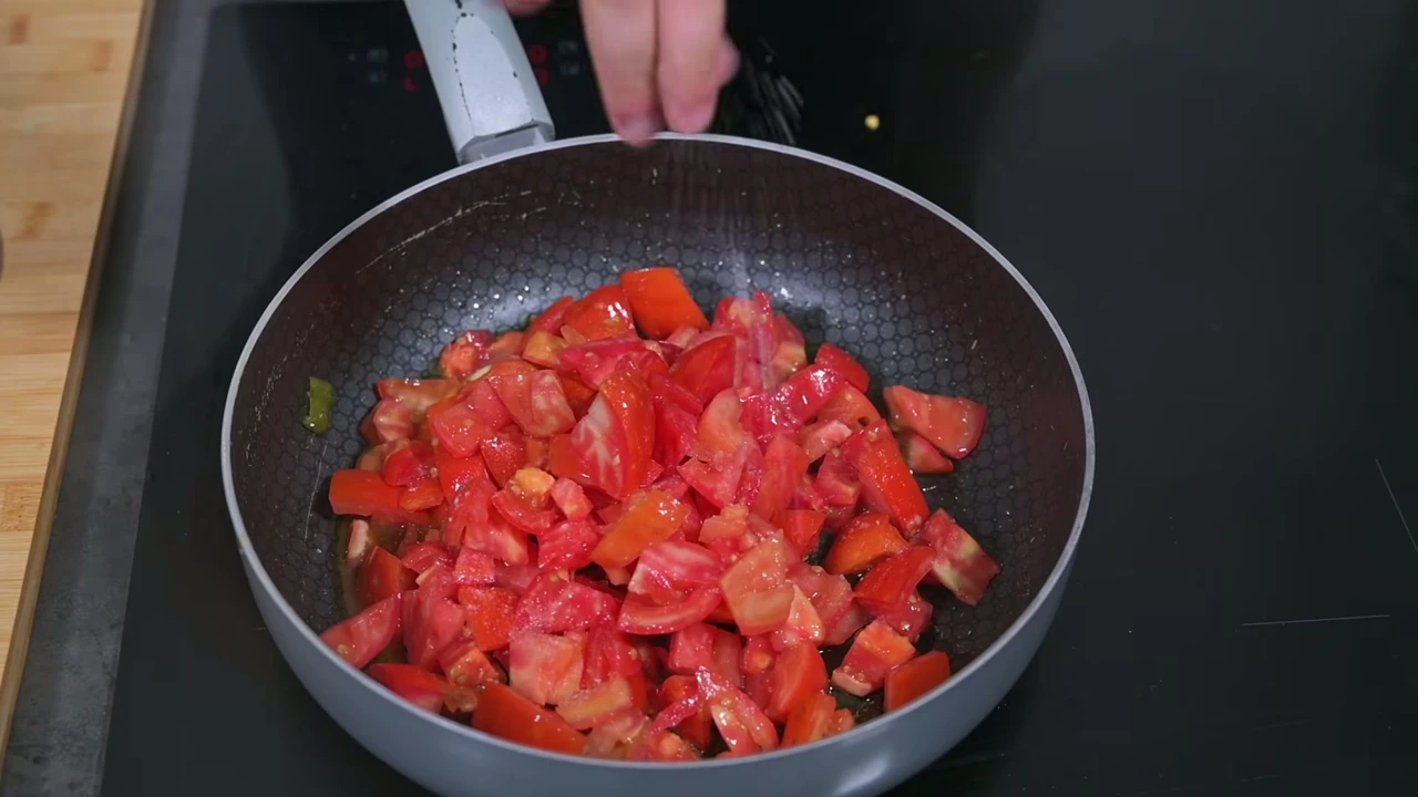 Paso 5 de Pisto manchego con huevo frito