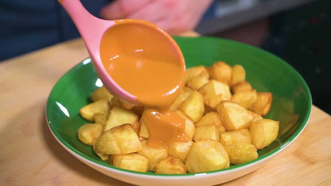 Paso 8 de Salsa brava madrileña con patatas de doble fritura