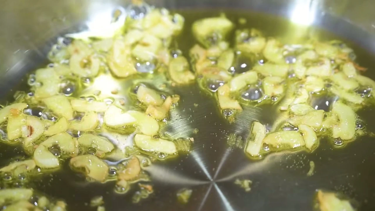 Paso 1 de Salsa brava madrileña con patatas de doble fritura