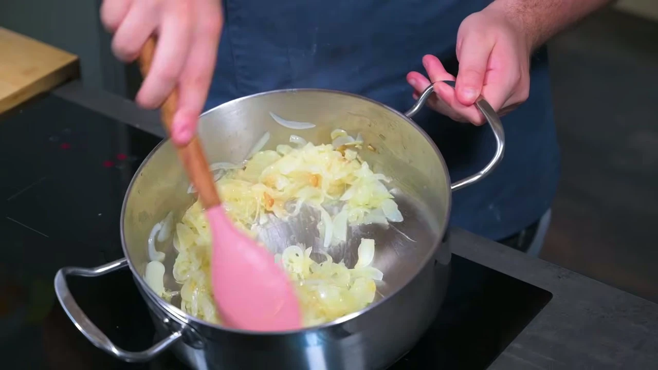 Paso 2 de Salsa brava madrileña con patatas de doble fritura