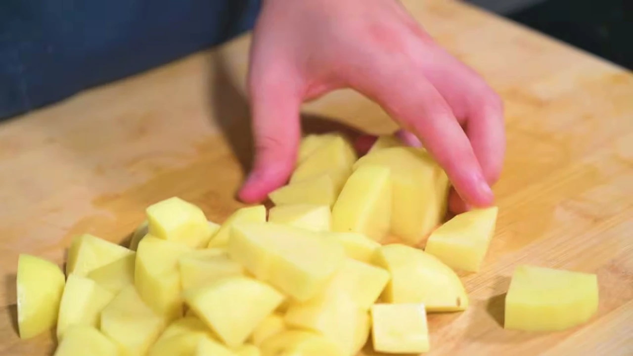 Paso 6 de Salsa brava madrileña con patatas de doble fritura