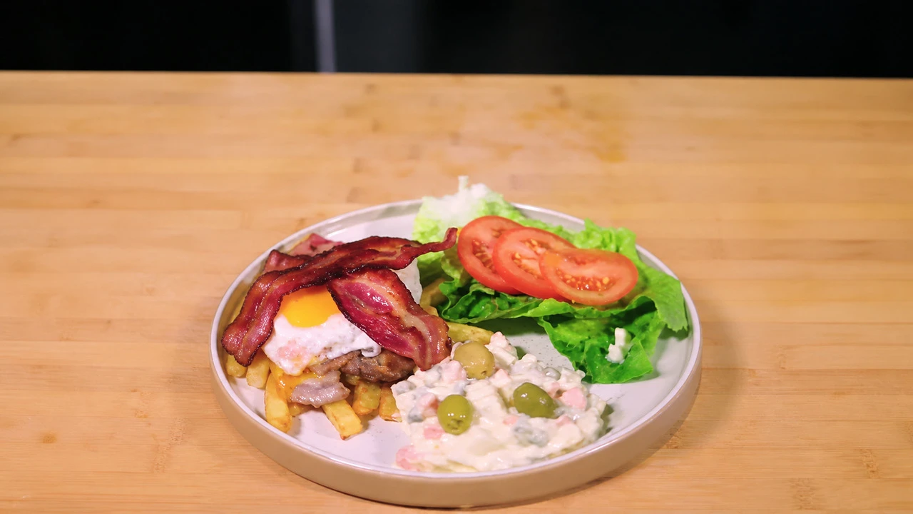 Chivito al plato de Uruguay
