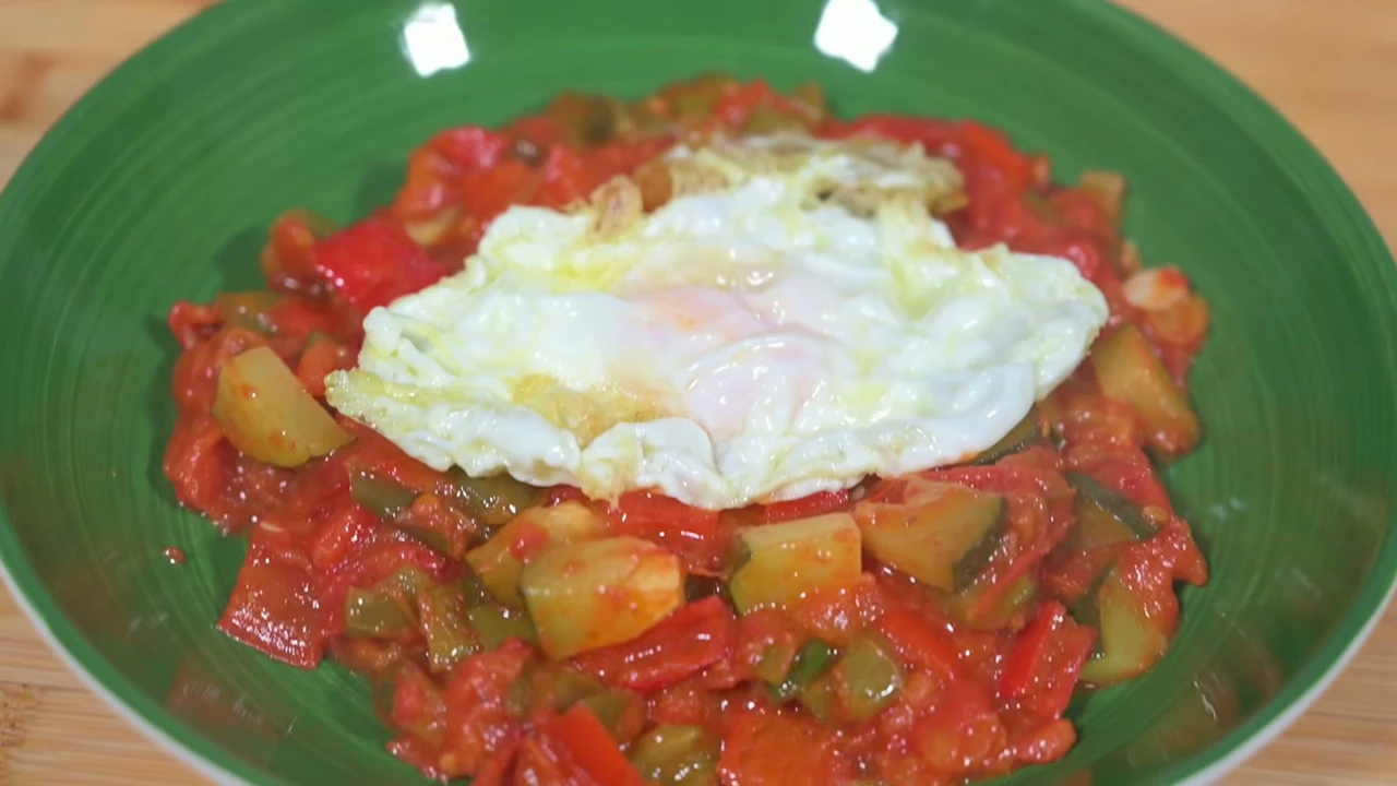 Pisto manchego con huevo frito