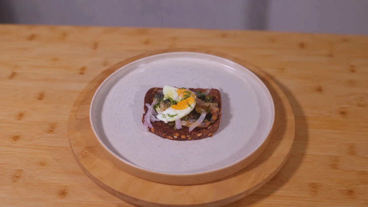 Smørrebrød de Dinamarca con sardinas en escabeche
