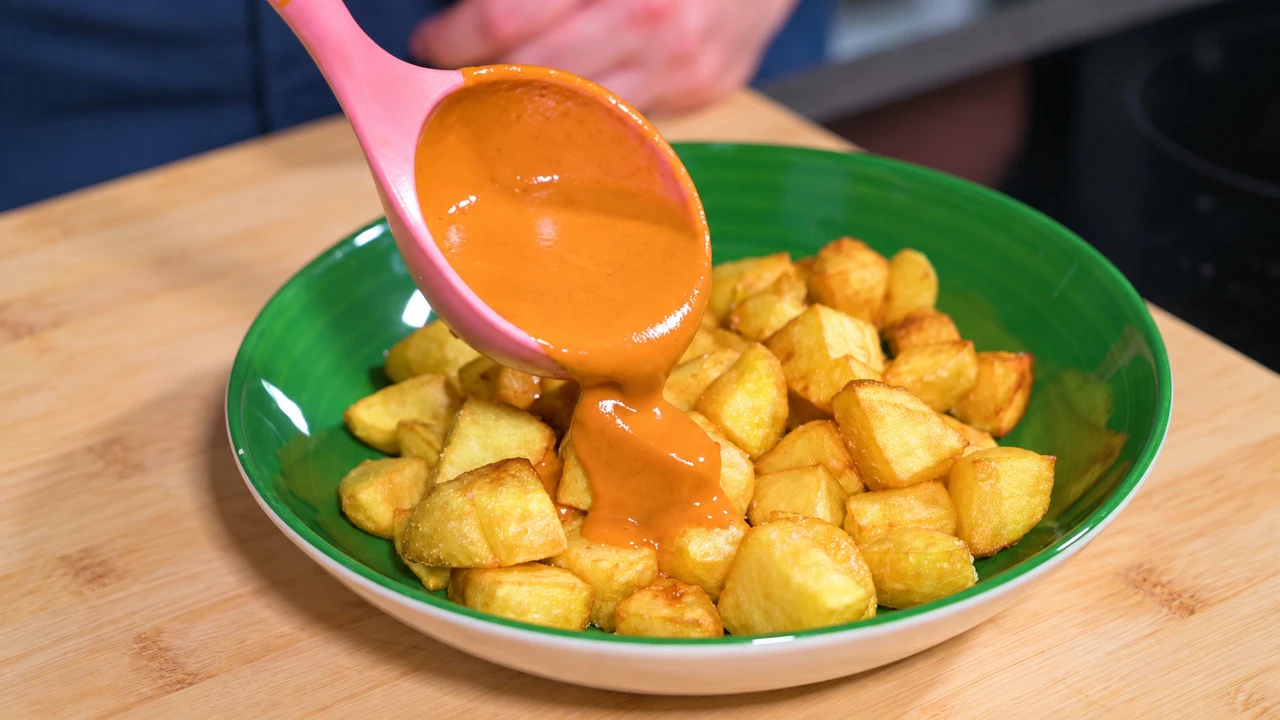 Salsa brava madrileña con patatas de doble fritura